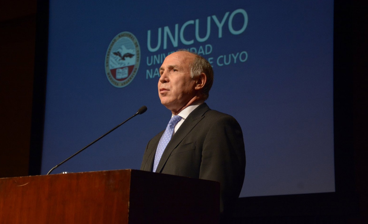 Lorenzetti recibi el ttulo de Doctor Honoris Causa otorgado por la Universidad Nacional de Cuyo